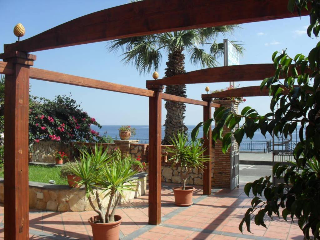 Hotel Solemar Сант-Алессио-Сикуло Экстерьер фото
