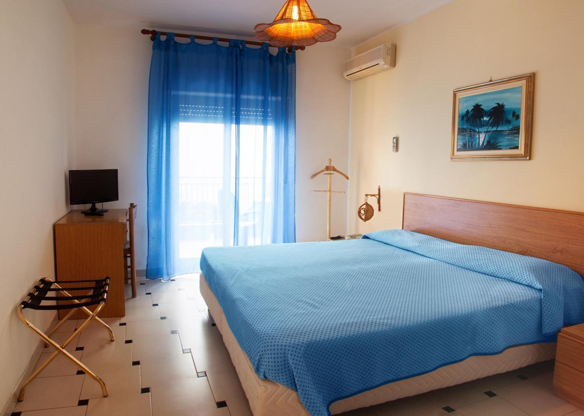 Hotel Solemar Сант-Алессио-Сикуло Экстерьер фото
